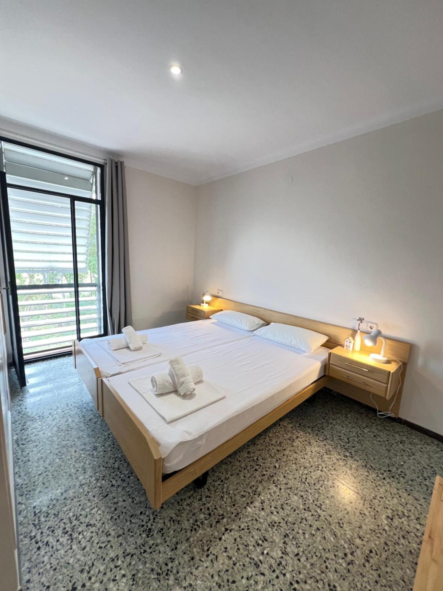 3 Room Apartment, 500M To Beach, Swimming Pool, Nice Terrace Roses Exterior photo