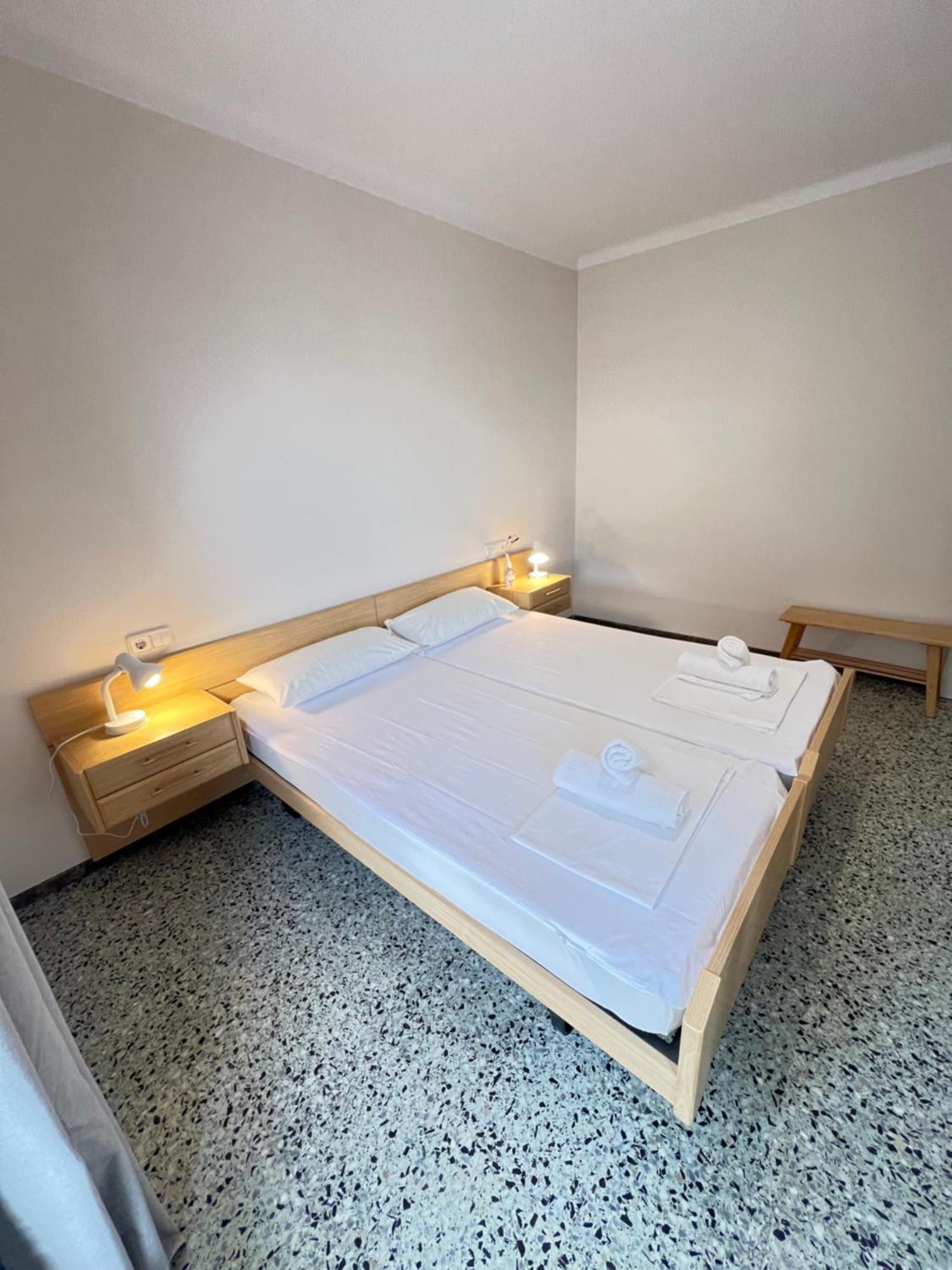 3 Room Apartment, 500M To Beach, Swimming Pool, Nice Terrace Roses Exterior photo